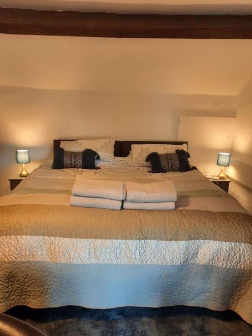 18Th-Century Three-Bedroom Mill Worker'S Cottage ครอมฟอร์ด ภายนอก รูปภาพ