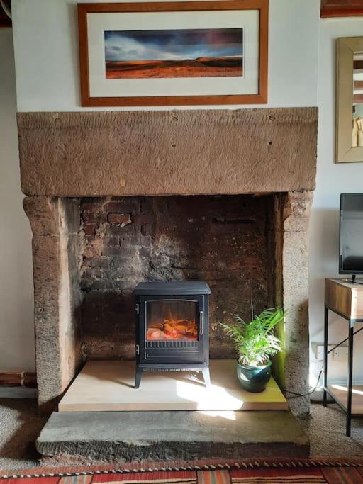 18Th-Century Three-Bedroom Mill Worker'S Cottage ครอมฟอร์ด ภายนอก รูปภาพ