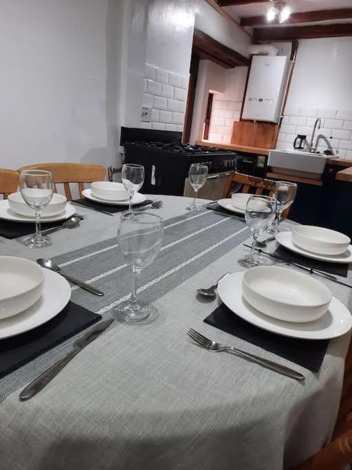 18Th-Century Three-Bedroom Mill Worker'S Cottage ครอมฟอร์ด ภายนอก รูปภาพ